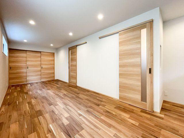 本山中町１丁目新築戸建の居間・リビング|フローリングはアカシアの無垢材で、濃い茶色から明るい白・黄色のコントラストが特徴で、赤みを帯びた褐色が混ざることも多い、個性的で濃淡の激しい表情を持ちます。