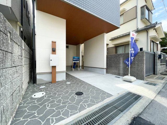 本山中町１丁目新築戸建の駐車場|奥行5000×横巾2700あるカスペースは3ナンバー車も駐車可能です。