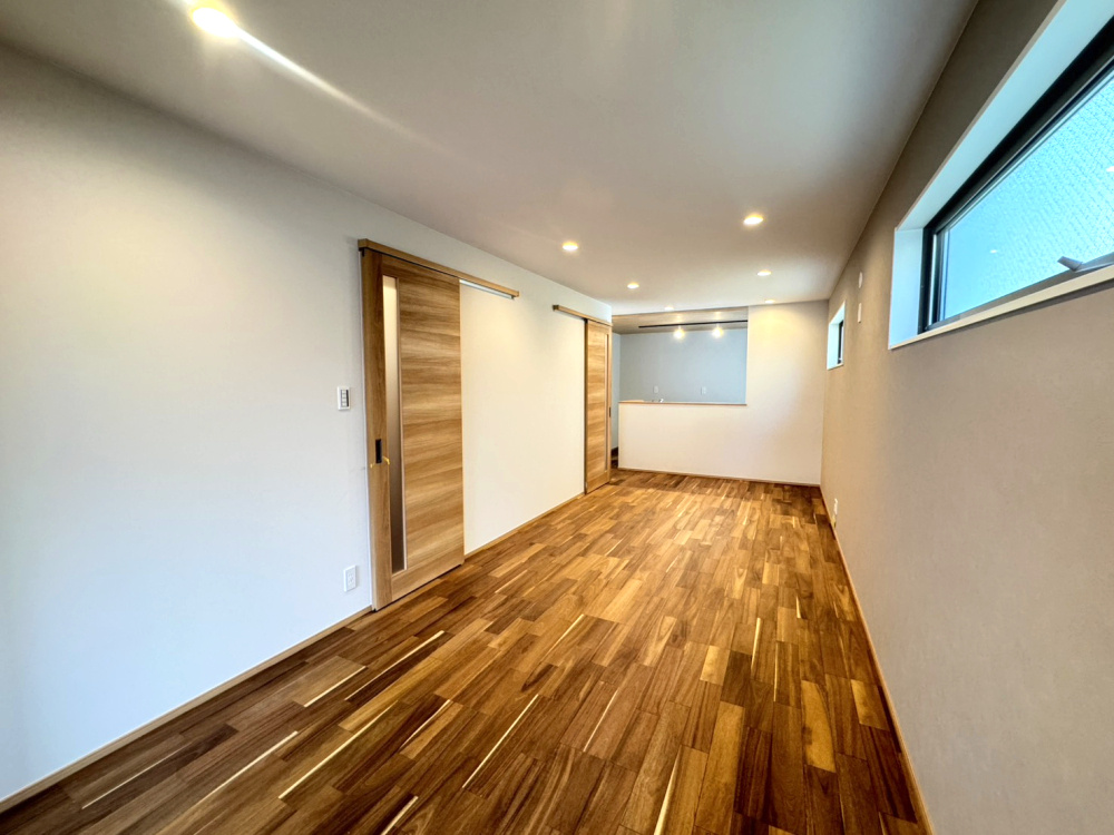 本山中町１丁目新築戸建のキッチン|タカラスタンダード製オフェリア
・お手入れ簡単高品位ホーロー仕様
・ソフトクローズ機能でスライド引き出しが静かにピタっと閉まります
・３口IHクッキングヒーター
・食器洗い乾燥機