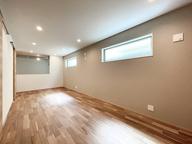 本山中町１丁目新築戸建の居間・リビング|リビング上部にはダウンライトを散りばめ、お洒落で明るい空間