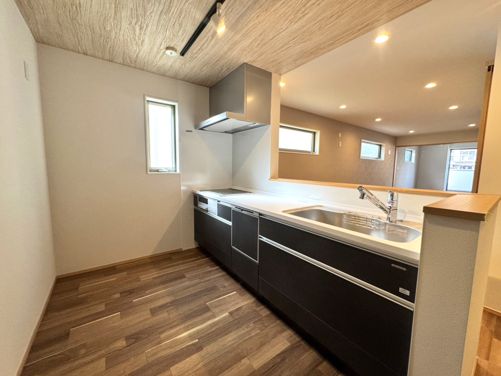 本山中町１丁目新築戸建の浴室|タカラスタンダード製リラクシア（1616）
・お湯の冷めにくい高断熱浴槽
・お手入れ簡単清潔、ホーロークリーン浴室パネル
・壁面・天井に保温材を標準装備、温まりやすく冷めにくい冬場の入力が快適
