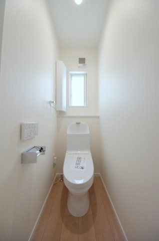 落合二丁目のトイレ|窓のある明るいトイレ
勿論ウォシュレット付きです