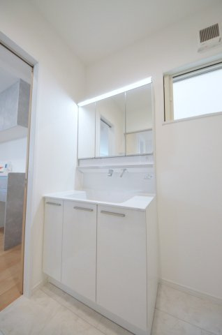 落合二丁目の独立洗面台|清潔感あふれるシャワー付洗面台と洗面室。余裕のスペース。窓もあり明るく通気も良いです