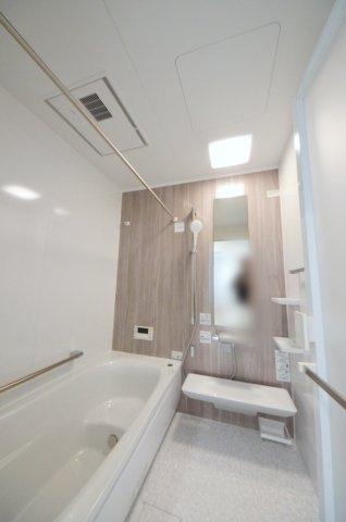 落合二丁目の浴室|人気の換気乾燥暖房機付き。１坪タイプの大きなバスルームなので足を伸ばしてゆっくり湯船につかることができます