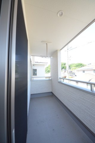 落合二丁目のバルコニー|バルコニーは屋根があるので急な雨でも安心です