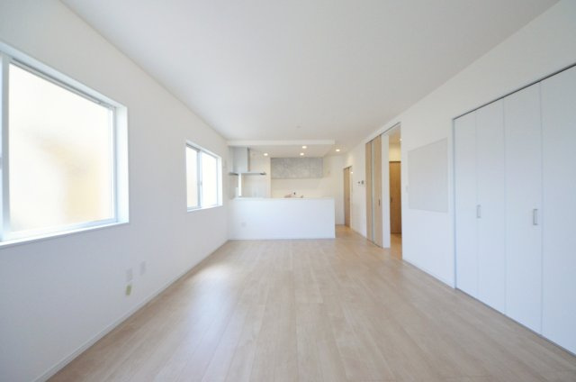 落合二丁目の居間・リビング|南向きの広いリビング空間。オープンタイプの対面式キッチンでリビングが隅まで見渡せます。キッチンにいながら小さなお子様にも目が届き安心です。