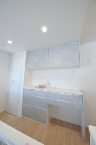 落合二丁目の収納|大容量のカップボードが標準装備。パントリースペースもあり、キッチン周りの収納もしっかり確保されています。