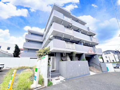 【外観】 | リベルテ南万騎が原 | ◆堂々たる趣ながら、主張し過ぎずどこか余裕を感じさせるシャープなフォルムで佇む邸宅は、晴天の空と照らし合わせる事で、本来あるべき完成形の姿を見せてくれます。