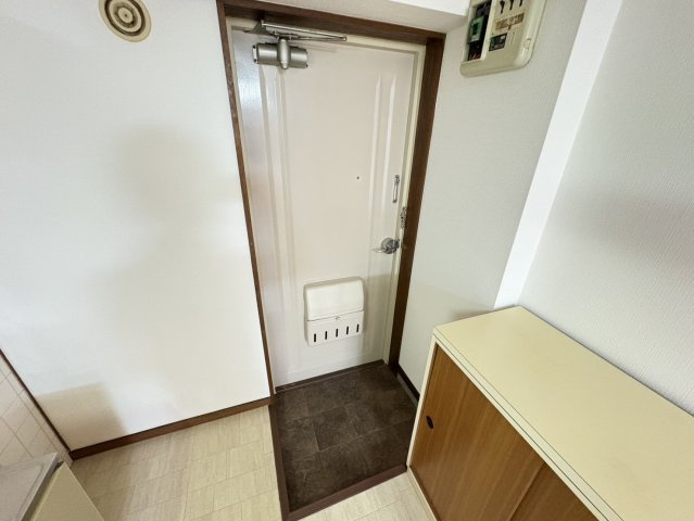 大建本八幡コーポの玄関