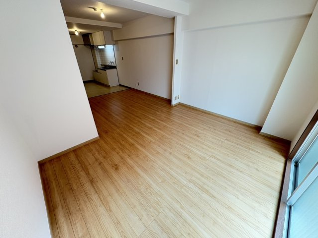 大建本八幡コーポの居間・リビング