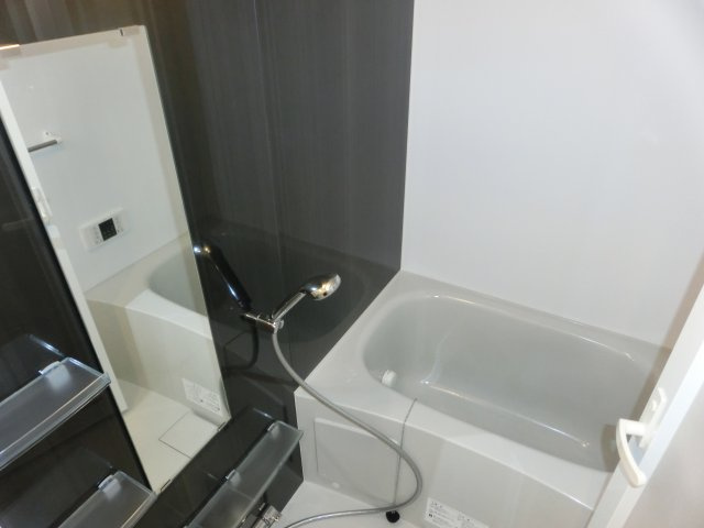 コンフォリア心斎橋EASTの浴室