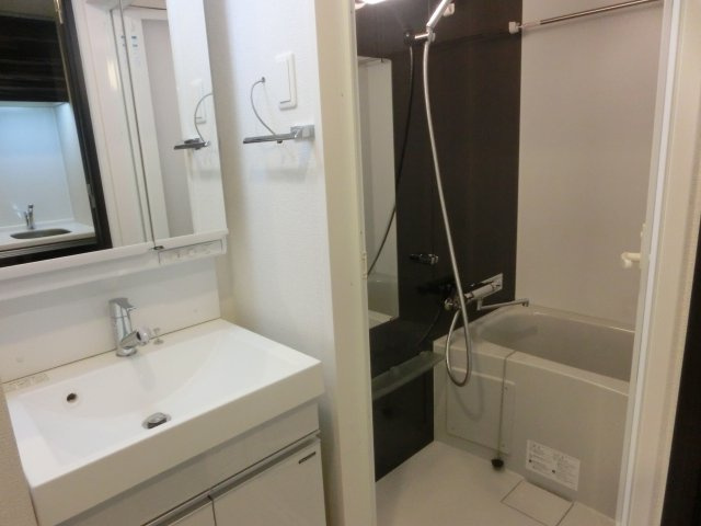 コンフォリア心斎橋EASTの浴室