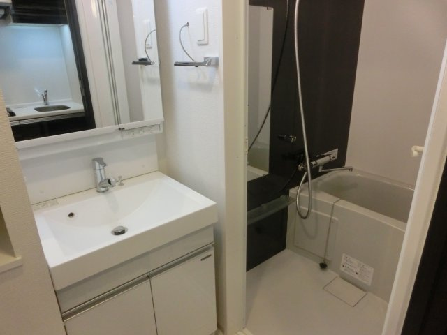 コンフォリア心斎橋EASTの独立洗面台