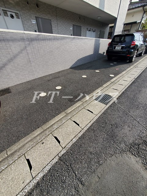 Ｆコスモ新検見川の駐車場