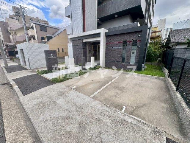 ルシェル大曽根の駐車場