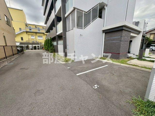 ルシェル大曽根の駐車場