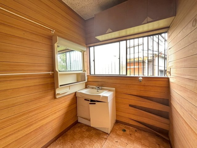 勝浦市部原　中古戸建の独立洗面台