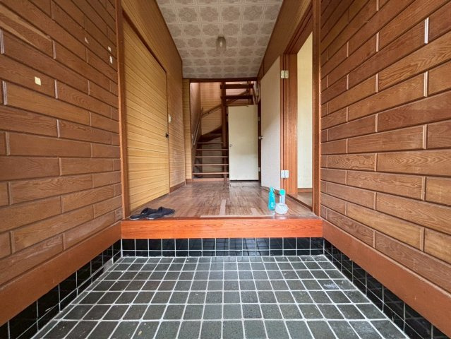 勝浦市部原　中古戸建の玄関