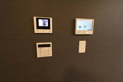 【設備】 | PREMILIFE都町18 | 203　モニター付きインターホン・パワーコンディショナーリモコン