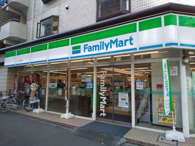 建物１階にファミリーマートピソ池袋店がございます