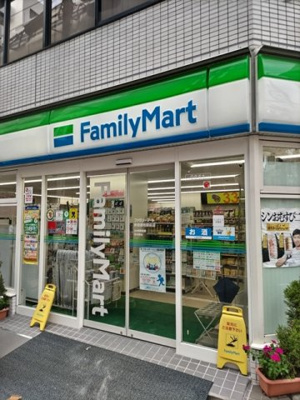 ファミリーマート 新宿御苑駅前店まで240m