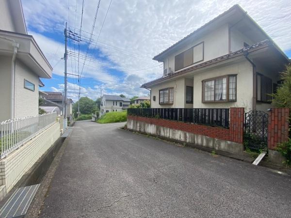 岩出市紀泉台　中古戸建の前面道路含む現地写真