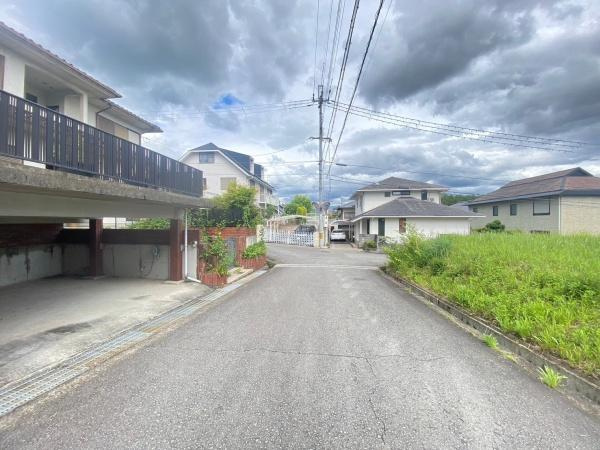 岩出市紀泉台　中古戸建の前面道路含む現地写真