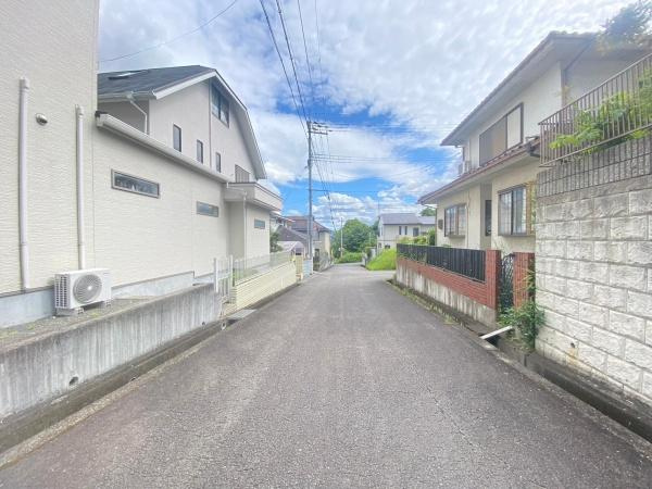 岩出市紀泉台　中古戸建の前面道路含む現地写真