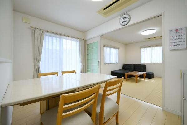 生駒郡三郷町立野南３丁目　一戸建の居間・リビング|■現地撮影写真■ご家族でくつろいでいただけ広々としたリビング！