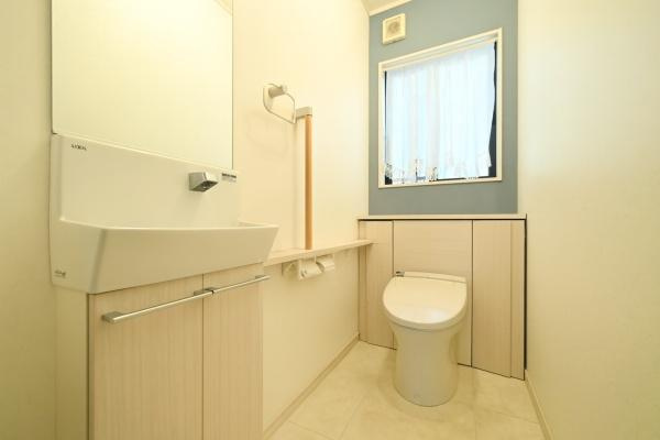 生駒郡三郷町立野南３丁目　一戸建のトイレ|■現地撮影写真■１・２階ともに清潔感ある綺麗なお手洗を完備！