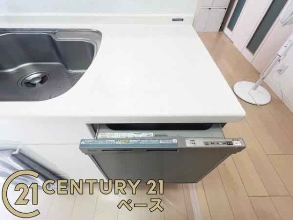 生駒郡三郷町立野南３丁目　一戸建のキッチン|■現地撮影写真■家事負担を減らしてくれる食器洗浄乾燥機付き！
