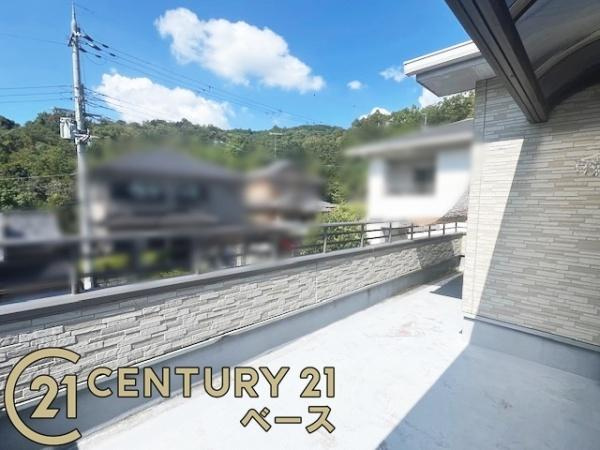 生駒郡三郷町立野南３丁目　一戸建のバルコニー|■現地撮影写真■日当たりのよい広々とした南向きバルコニー！洗濯物もよく乾きます！
