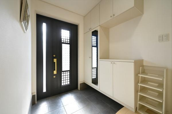 生駒郡三郷町立野南３丁目　一戸建の玄関|■現地撮影写真■すっきりとした明るい玄関が家族やお客様を迎えてくれます！