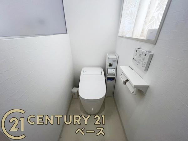 生駒郡三郷町立野南３丁目　一戸建のトイレ|■現地撮影写真■2階トイレ・清潔感のある綺麗なトイレです！