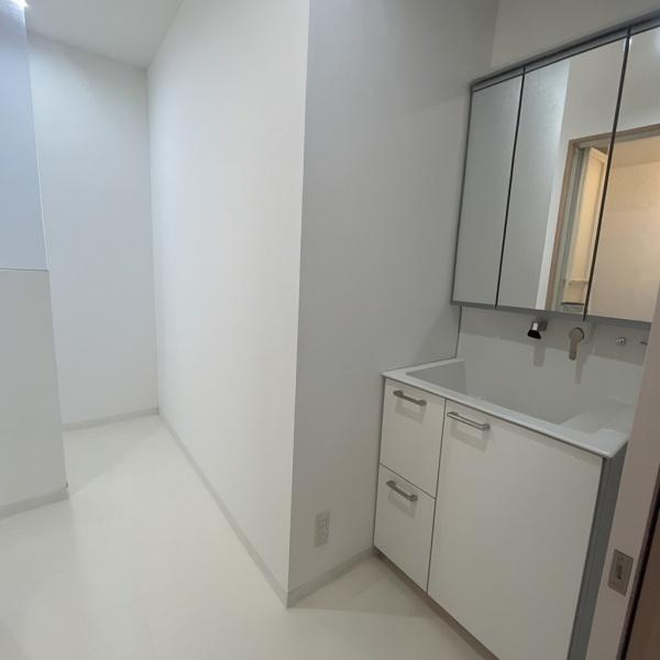 生駒郡三郷町立野南３丁目　一戸建の独立洗面台|■現地撮影写真■2階洗面室、清潔感溢れる明るい洗面室です！