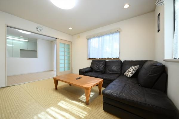 生駒郡三郷町立野南３丁目　一戸建の居間・リビング|■現地撮影写真■南向きの大きな窓から柔らかい光が射し込みます！