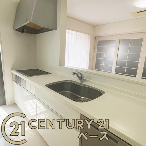 生駒郡三郷町立野南３丁目　一戸建のキッチン|■現地撮影写真■リビング全体を見渡せる対面式システムキッチン！便利な収納スペースも完備！