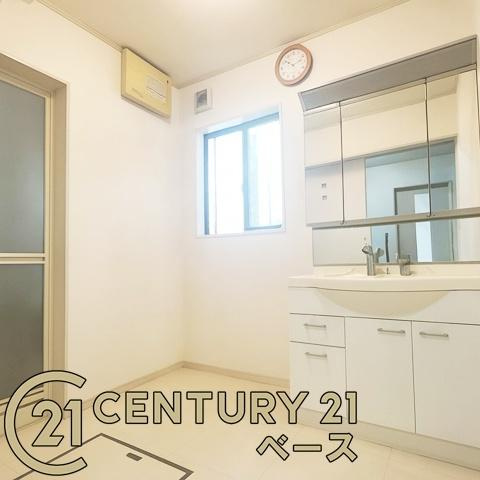 生駒郡三郷町立野南３丁目　一戸建の独立洗面台|■現地撮影写真■忙しい朝の時間が快適になる広々洗面スペースです！