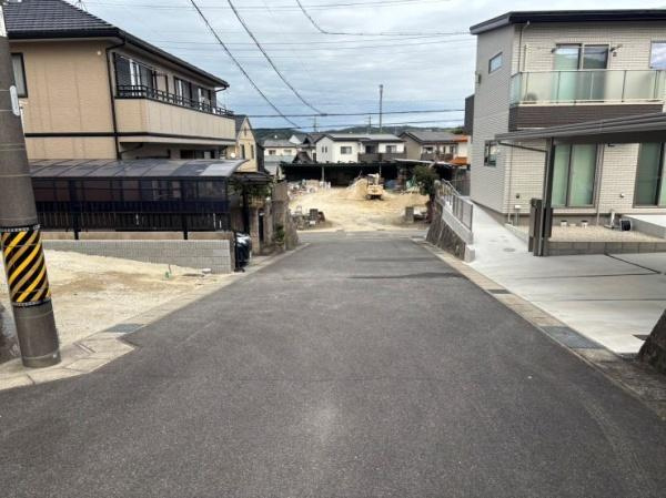 岡崎市稲熊町字５丁目の売地の前面道路含む現地写真