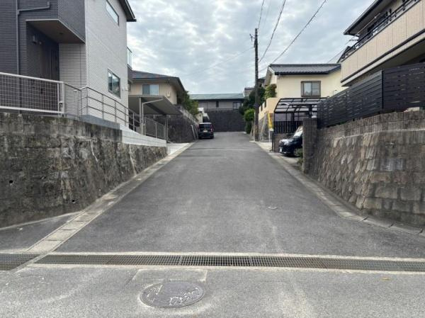 岡崎市稲熊町字５丁目の売地の前面道路含む現地写真