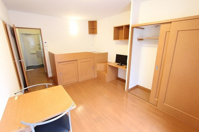 レオパレスシーサイドサカエの居間・リビング|１階はフローリング、2階はカーペットになります。