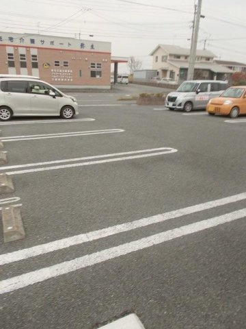 プレミ－ル下河原の駐車場