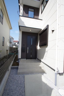 【エントランス】 | 【仲介手数料無料！！】稲城市東長沼　新築戸建て（全1棟）6499万円