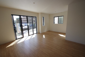 【居間・リビング】 | 【仲介手数料無料！！】稲城市東長沼　新築戸建て（全1棟）6799万円 | 19.8帖（16.8帖＋3帖）