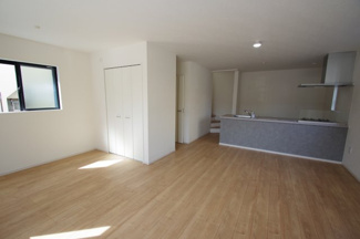 【居間・リビング】 | 【仲介手数料無料！！】稲城市東長沼　新築戸建て（全1棟）6499万円