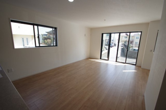 【居間・リビング】 | 【仲介手数料無料！！】稲城市東長沼　新築戸建て（全1棟）6799万円