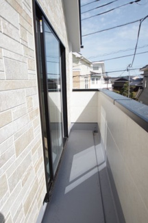 【バルコニー】 | 【仲介手数料無料！！】稲城市東長沼　新築戸建て（全1棟）6799万円