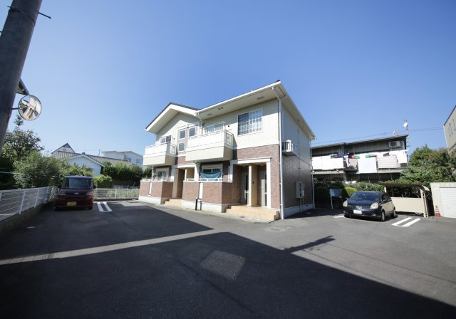 ラ・メゾン若草の駐車場