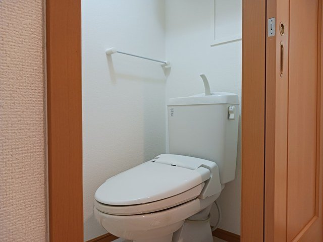 ウエスト・モンターニュＡのトイレ|ゆったりとした空間のトイレです