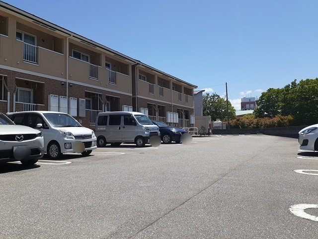 ウエスト・モンターニュＡの駐車場|車をお持ちの方に嬉しい駐車場付きの物件です